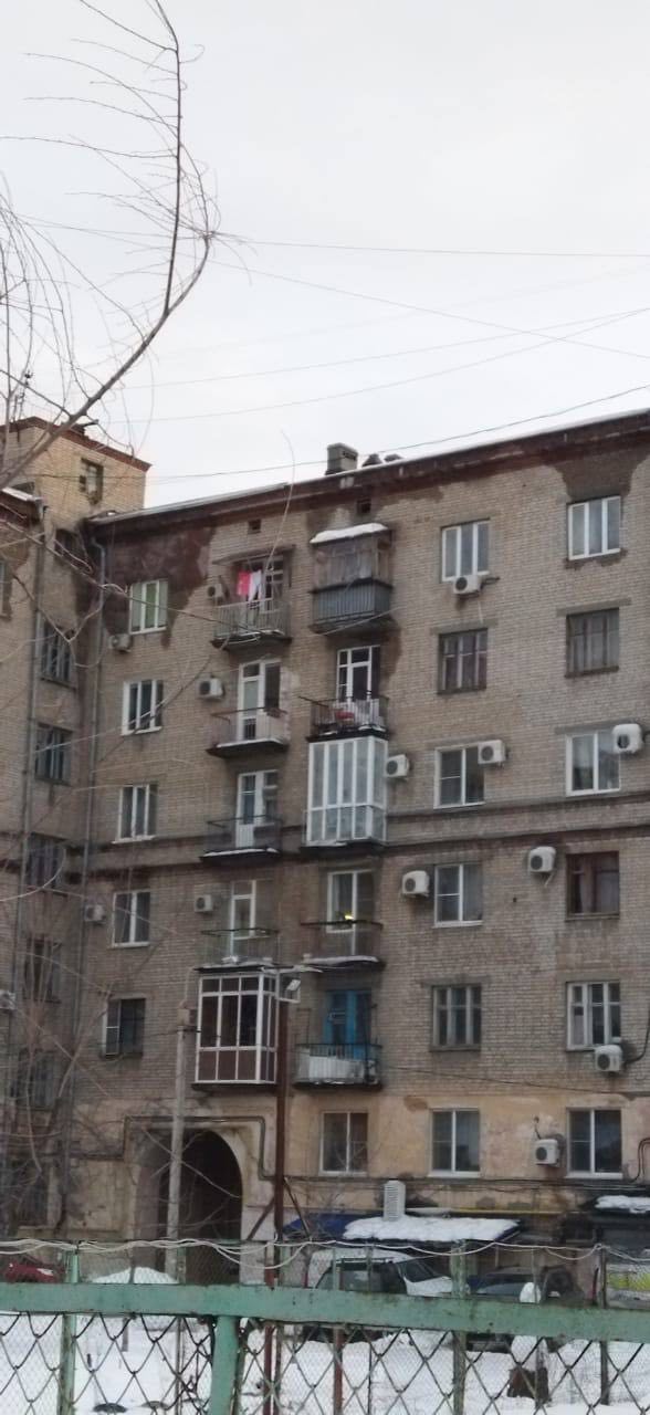 «Падают кирпичи, боимся, что обрушится окно»: в центре Волгограда разрушается исторический дом на проспекте Ленина «Падают кирпичи, боимся, что обрушится окно»: в центре Волгограда разрушается исторический дом на проспекте Ленина