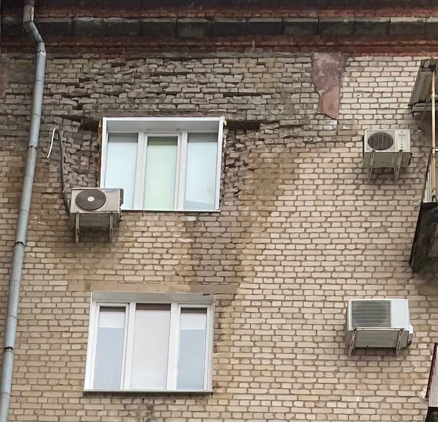 «Падают кирпичи, боимся, что обрушится окно»: в центре Волгограда разрушается исторический дом на проспекте Ленина