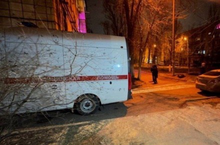 В Волгограде водитель скорой помощи получил травмы после того, как его же машина наехала на него самого и другое авто