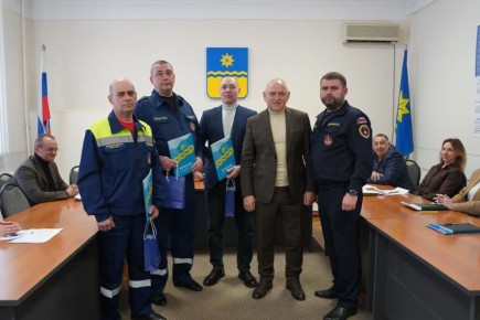 В Волжском четверым спасателям вручили благодарности за спасение попавшего под лед мальчика