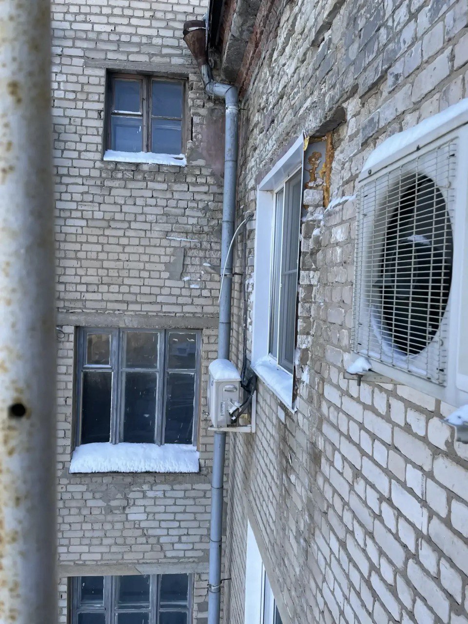 «Падают кирпичи, боимся, что обрушится окно»: в центре Волгограда разрушается исторический дом на проспекте Ленина «Падают кирпичи, боимся, что обрушится окно»: в центре Волгограда разрушается исторический дом на проспекте Ленина