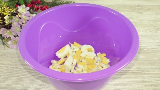 Салат на каждый день с капустой, яйцом и зелёным горошком