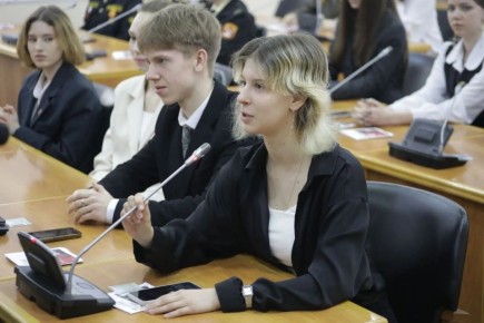 Будущее Волгограда в руках молодёжи: депутаты провели очередную встречу со старшеклассниками