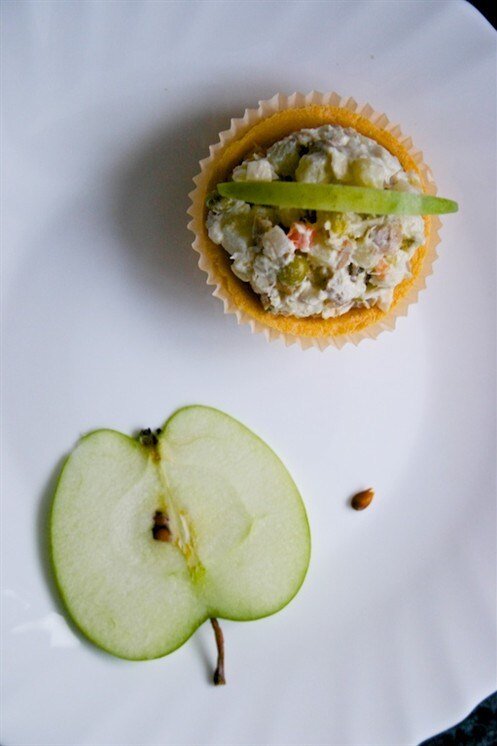 Салат 'Столичный' с цитрусовым акцентом и яблочной свежестью