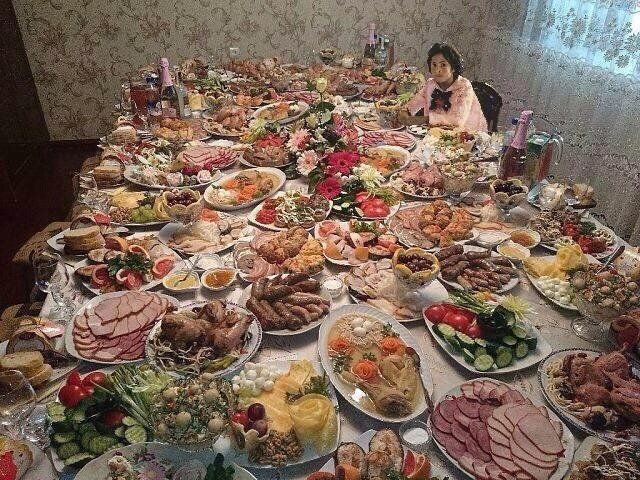 Застольные традиции: сколько еды нужно, чтобы не обидеть гостей?