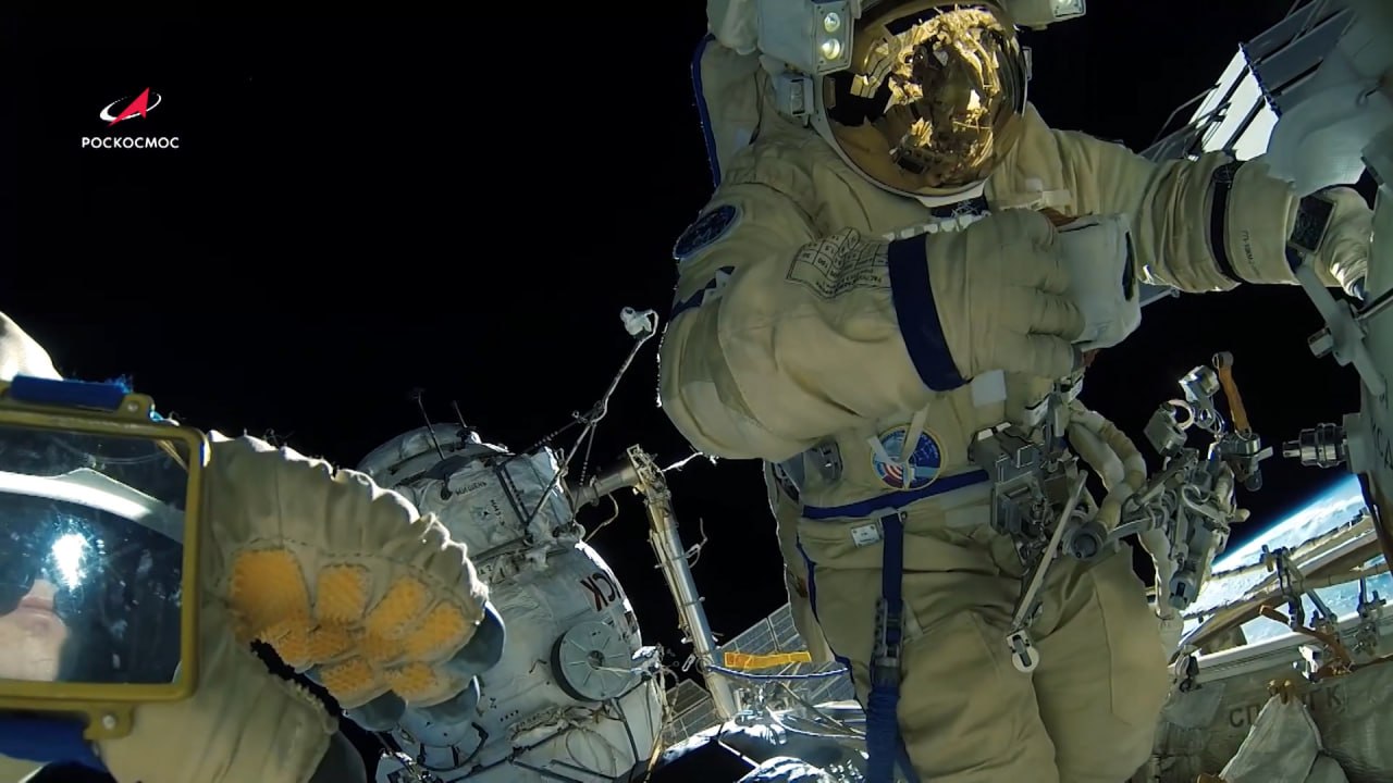 Герой России, летчик-космонавт Сергей Прокопьев встретился с воспитанниками волгоградского лагеря «Авангард» Герой России, летчик-космонавт Сергей Прокопьев встретился с воспитанниками волгоградского лагеря «Авангард»