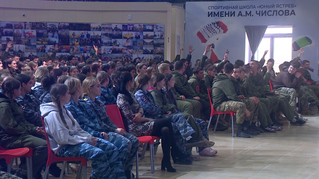 Герой России, летчик-космонавт Сергей Прокопьев встретился с воспитанниками волгоградского лагеря «Авангард» Герой России, летчик-космонавт Сергей Прокопьев встретился с воспитанниками волгоградского лагеря «Авангард»