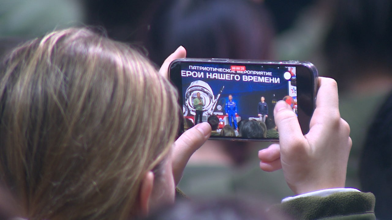 Герой России, летчик-космонавт Сергей Прокопьев встретился с воспитанниками волгоградского лагеря «Авангард» Герой России, летчик-космонавт Сергей Прокопьев встретился с воспитанниками волгоградского лагеря «Авангард»