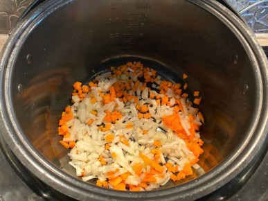 Сытный ужин в мультиварке: перловка с курицей и шампиньонами