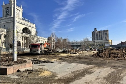 «Вибрации не опасны»: бульдозеры перерыли всю Привокзальную площадь в Волгограде, и это серьезно обеспокоило волгоградских общественников