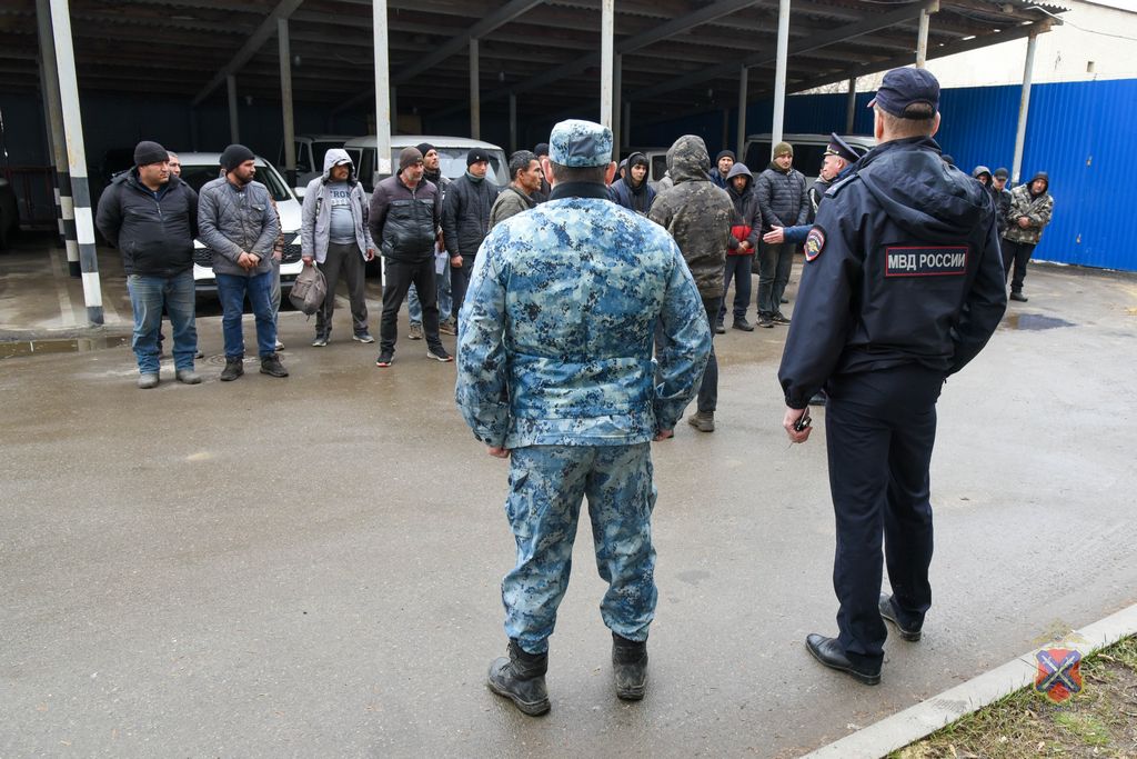 В Дзержинском районе Волгограда полицейские провели рейд по контролю за соблюдением миграционного законодательства В Дзержинском районе Волгограда полицейские провели рейд по контролю за соблюдением миграционного законодательства
