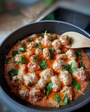 Вкусные фрикадельки в томатном соусе с сыром