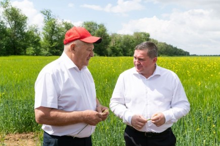 Андрей Бочаров поздравил Александра Колесниченко с присвоением звания Героя Труда России