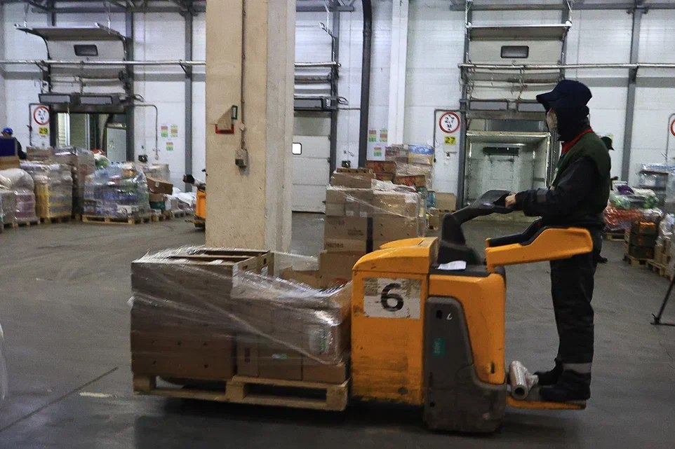 Бизнесмен Олег Дерипаска призвал трудящихся россиян перейти на шестидневный график и работать по 12 часов в сутки - с 08:00 до 20:00