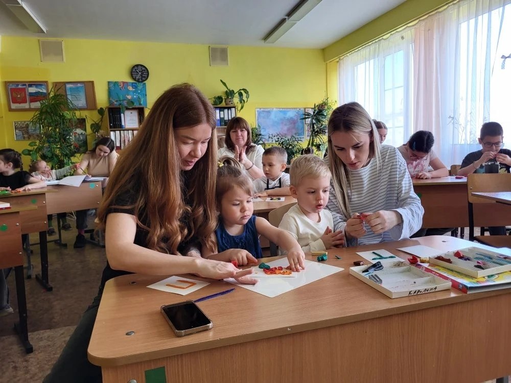 Более 200 родителей и детей объединили «Уроки мастерства для чутких и внимательных родителей» в гимназии Волжского Более 200 родителей и детей объединили «Уроки мастерства для чутких и внимательных родителей» в гимназии Волжского