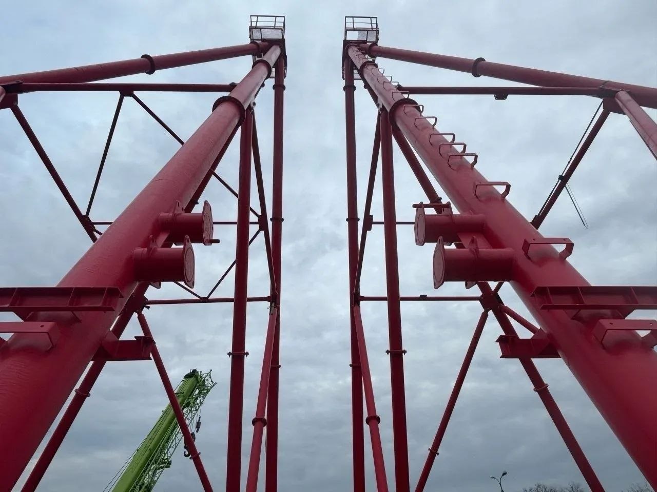 Центральный вал 50-метрового колеса обозрения «Красное солнце» установили в строящемся парке на юге Волгограда