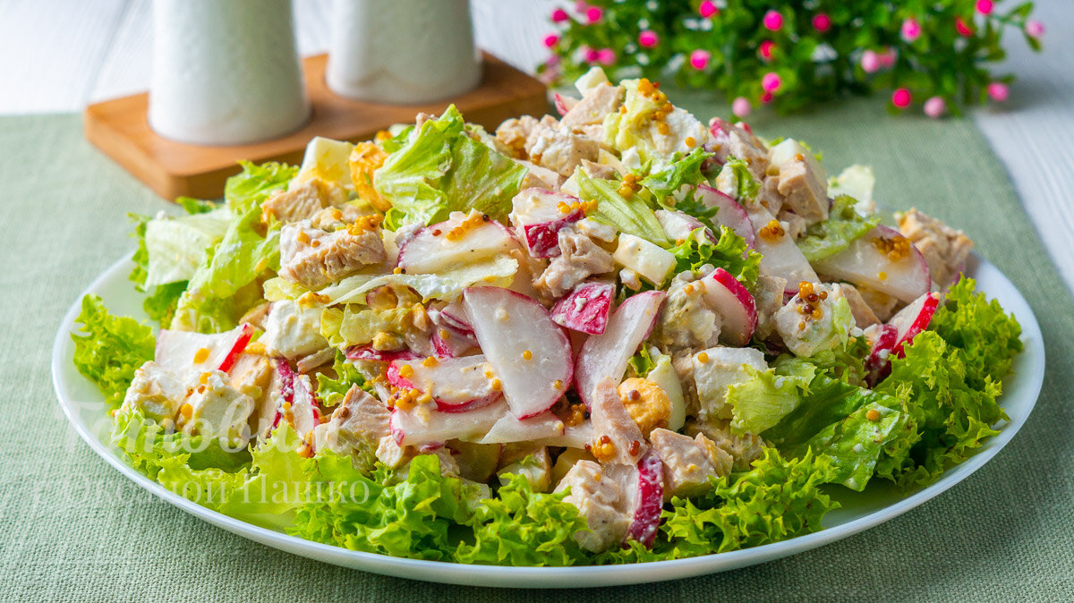 Торжественный салат с редисом, курицей и сыром для весеннего стола