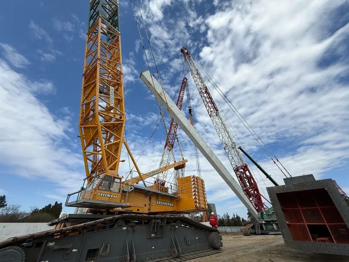 Первую колонну 120-метрового колеса обозрения «Звезда Сталинграда» установили в ЦПКиО Волгограда Первую колонну 120-метрового колеса обозрения «Звезда Сталинграда» установили в ЦПКиО Волгограда