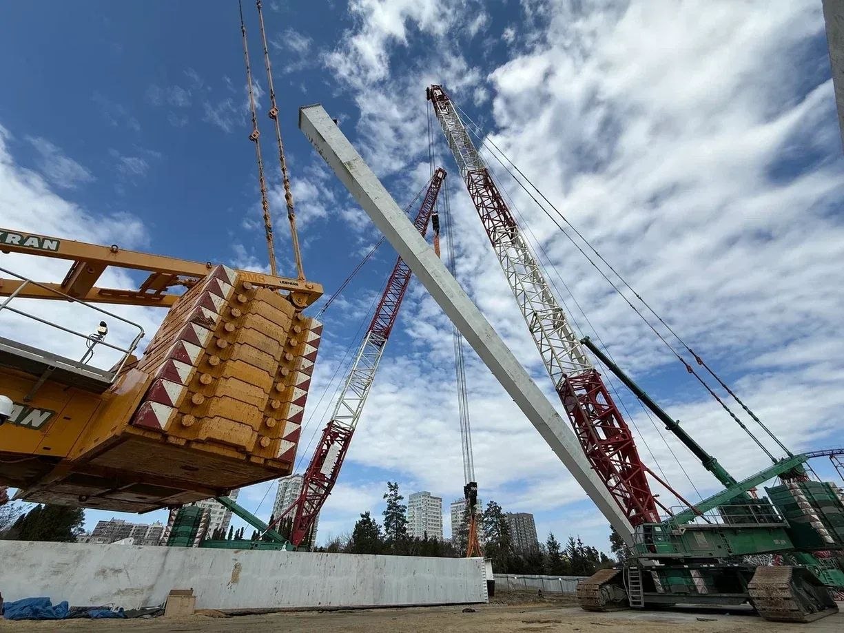 Первую колонну 120-метрового колеса обозрения «Звезда Сталинграда» установили в ЦПКиО Волгограда Первую колонну 120-метрового колеса обозрения «Звезда Сталинграда» установили в ЦПКиО Волгограда