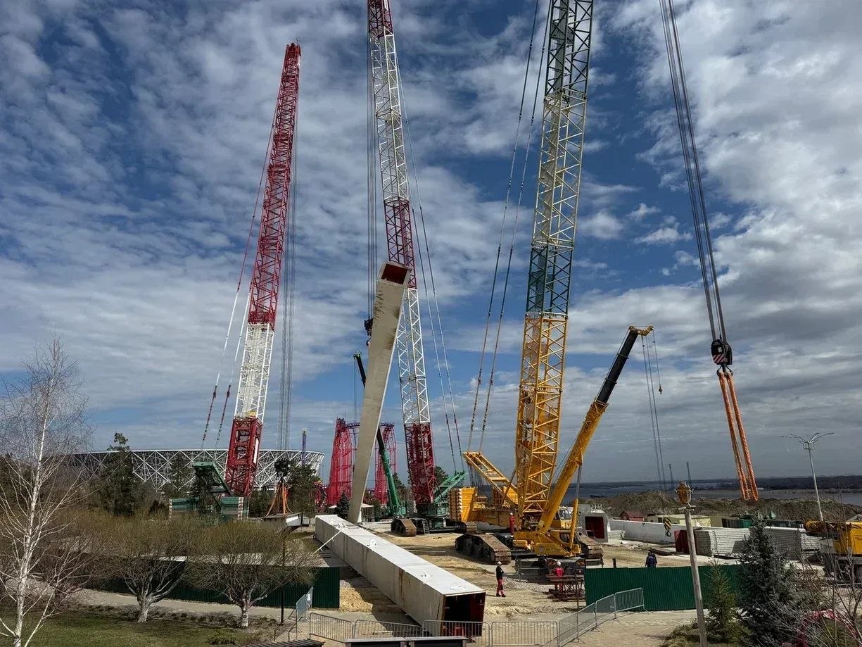 Первую колонну 120-метрового колеса обозрения «Звезда Сталинграда» установили в ЦПКиО Волгограда Первую колонну 120-метрового колеса обозрения «Звезда Сталинграда» установили в ЦПКиО Волгограда