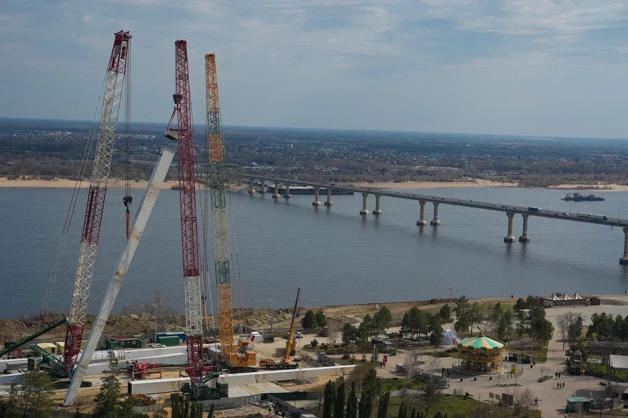 Первую колонну 120-метрового колеса обозрения «Звезда Сталинграда» установили в ЦПКиО Волгограда