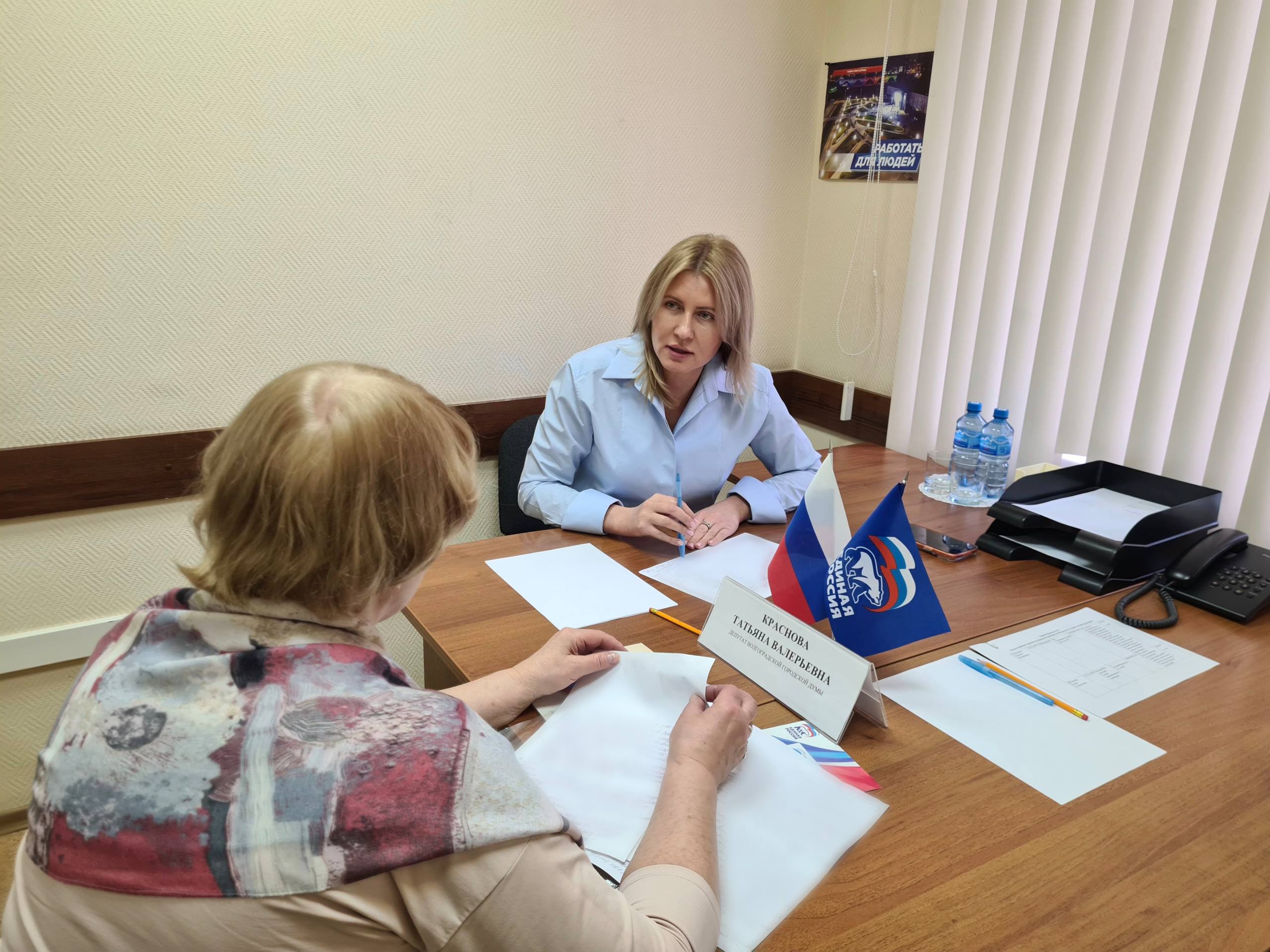 Встретилась с жителями в рамках Недели приёмов по вопросам ЖКХ, которую инициировала «Единая Россия» Встретилась с жителями в рамках Недели приёмов по вопросам ЖКХ, которую инициировала «Единая Россия»