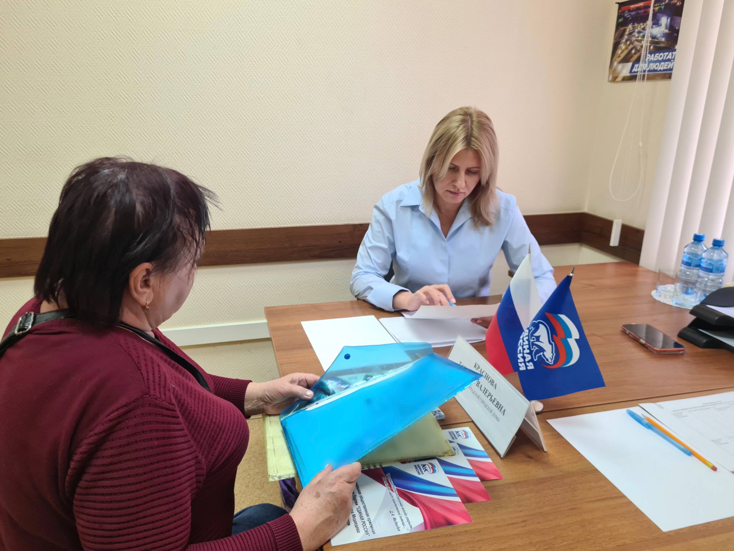 Встретилась с жителями в рамках Недели приёмов по вопросам ЖКХ, которую инициировала «Единая Россия» Встретилась с жителями в рамках Недели приёмов по вопросам ЖКХ, которую инициировала «Единая Россия»