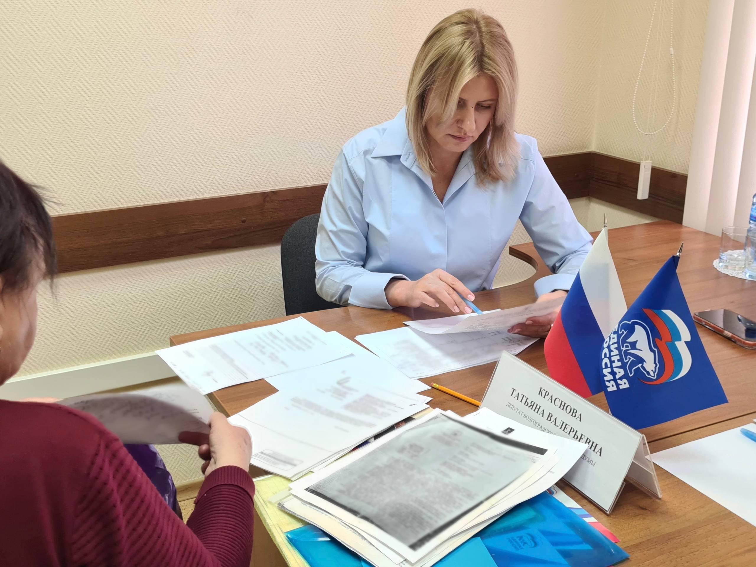 Встретилась с жителями в рамках Недели приёмов по вопросам ЖКХ, которую инициировала «Единая Россия» Встретилась с жителями в рамках Недели приёмов по вопросам ЖКХ, которую инициировала «Единая Россия»