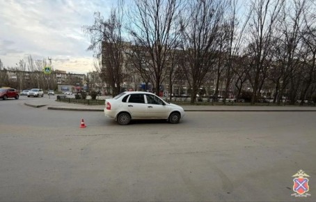 Женщину с ребенком сбил молодой водитель на юге Волгограда