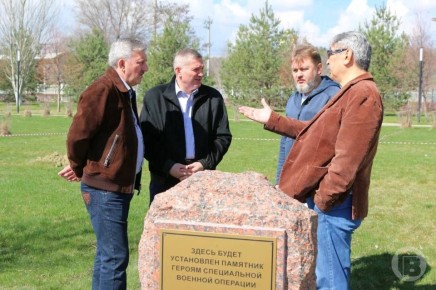 Губернатор Волгоградской области Андрей Бочаров и глава Волгограда Владимир Марченко посетили площадку строительства мемориального комплекса, посвященного подвигу участников специальной военной операции