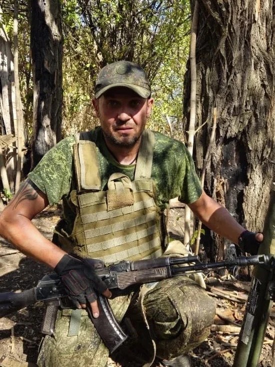 6 апреля в Урюпинске Волгоградской области простятся с рядовым Денисом Валерьевичем Уваркиным - пулеметчиком, погибшим при выполнении боевого задания в населенном пункте Новоэкономическое Донецкой Народной Республики