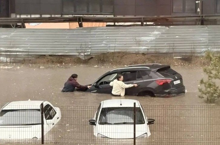 «Машина поплыла как лодка»: волгоградка рассказала, как спаслась на крыше авто в потоп