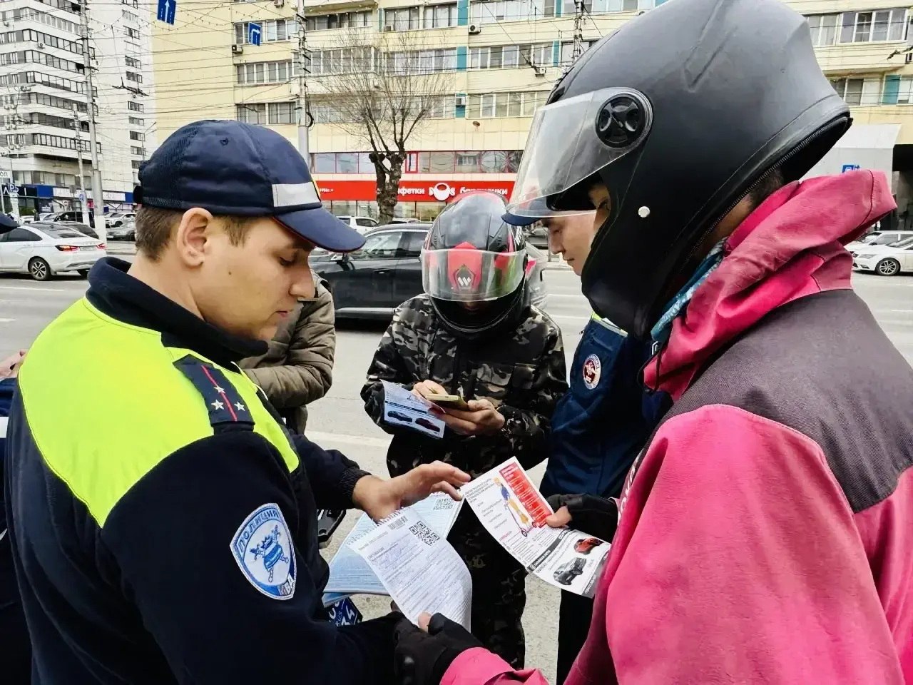 Массовые проверки мотоциклистов проводят сотрудники Госавтоинспекции Массовые проверки мотоциклистов проводят сотрудники Госавтоинспекции