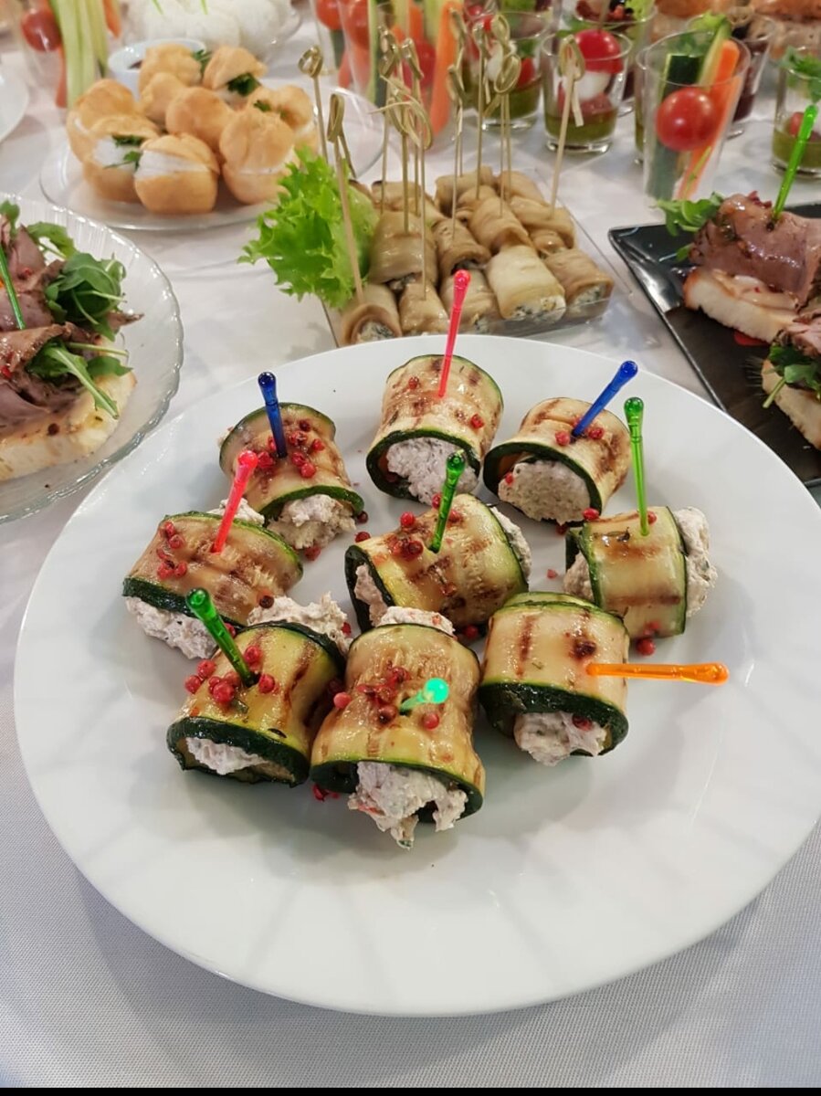 Вкусные рулетики из цукини: легкая закуска для любого стола