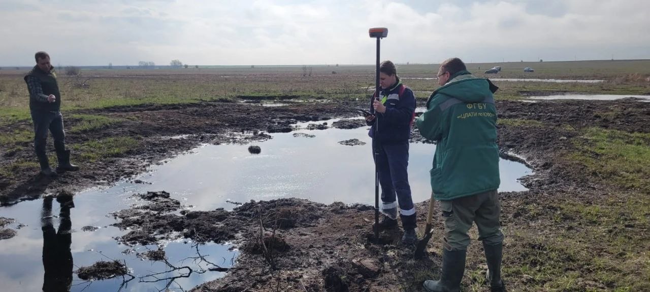 Экоинспекторы уточняют последствия аварии на нефтепроводе вблизи села Алешники под Волгоградом