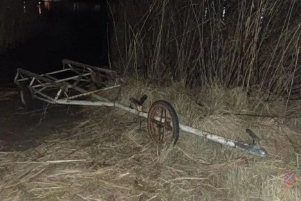 На берегу нашли машину и лодочный прицеп: под Волгоградом идут поиски пропавших рыбаков
