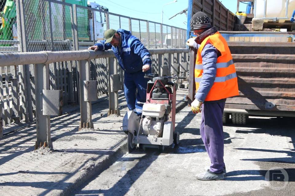 Подрядная организация приступила к демонтажу бетонного основания второй части Сарептского путепровода в Красноармейском районе Волгограда