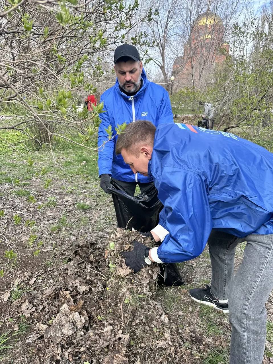 Сегодня с «Единой Россией» провели работы по благоустройству и наведению порядка Сегодня с «Единой Россией» провели работы по благоустройству и наведению порядка