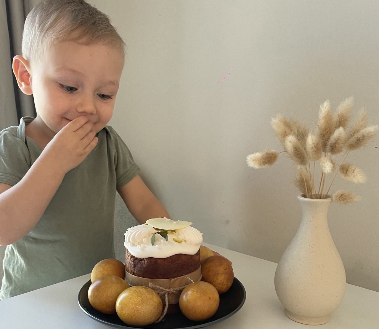 Дубайский шоколад отменили: в Волгограде на Пасху-2026 продают куличи с петушками и лошадками Дубайский шоколад отменили: в Волгограде на Пасху-2026 продают куличи с петушками и лошадками