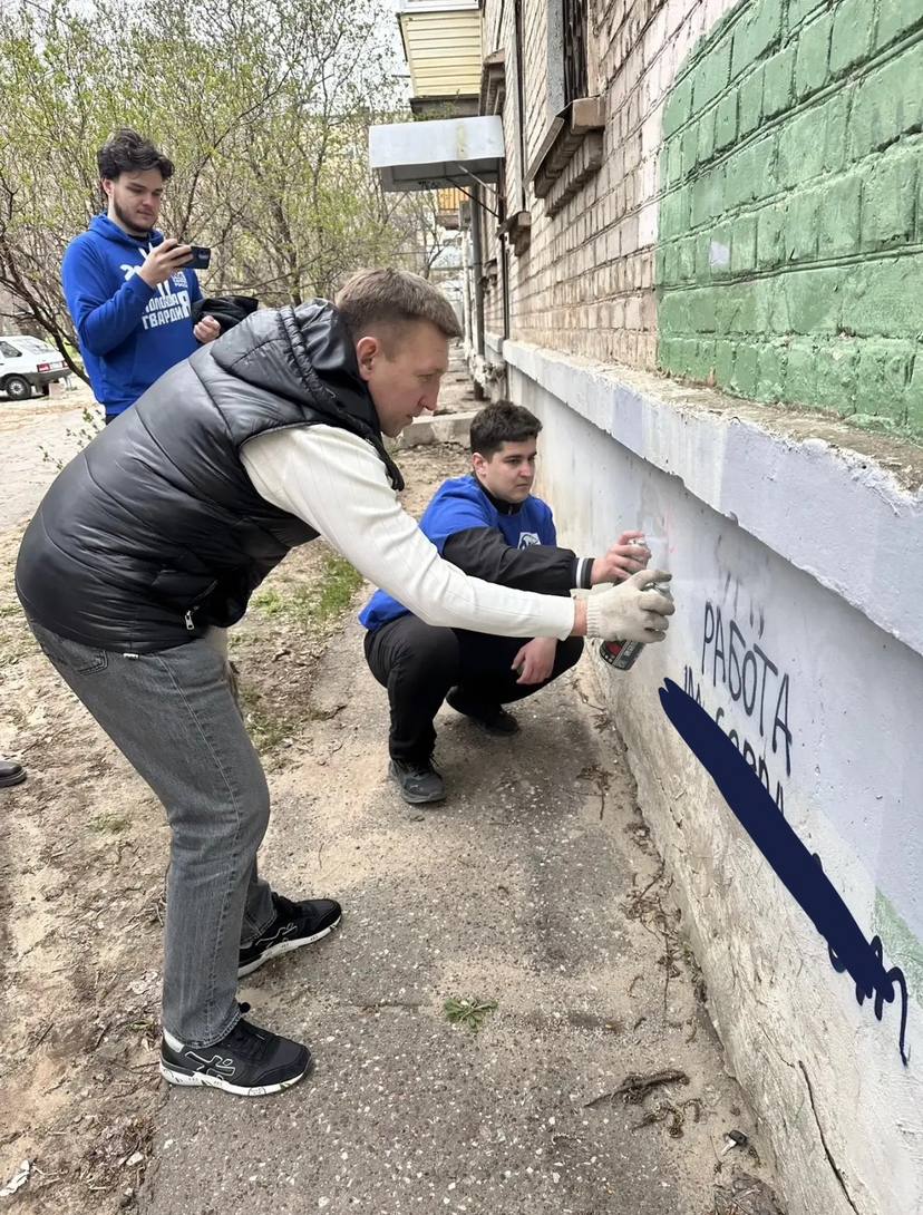 Сегодня с «Единой Россией» провели работы по благоустройству и наведению порядка Сегодня с «Единой Россией» провели работы по благоустройству и наведению порядка