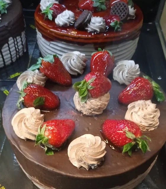 Кондитер из хутора Безымянка Михайловского района Волгоградской области Альбина Дорина стала бронзовым призером III Международного чемпионата GRAVITYCAKE по вау-тортам и арт-хлебу