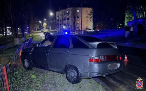 18-летний водитель автомобиля ВАЗ-2112 насмерть сбил женщину, которая переходила дорогу по нерегулируемому пешеходному переходу в Жирновском районе Волгоградской области, сообщает ГУ МВД России по региону