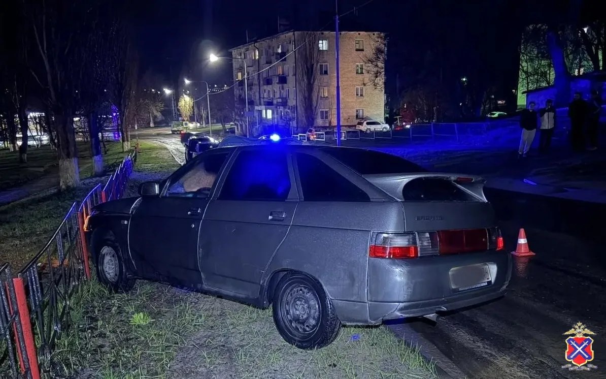 18-летний водитель автомобиля ВАЗ-2112 насмерть сбил женщину, которая переходила дорогу по нерегулируемому пешеходному переходу в Жирновском районе Волгоградской области, сообщает ГУ МВД России по региону