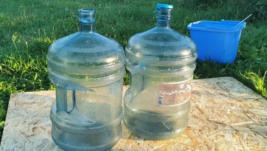 Как быстро вернуть к жизни бутыли для воды: простой метод очистки от загрязнений