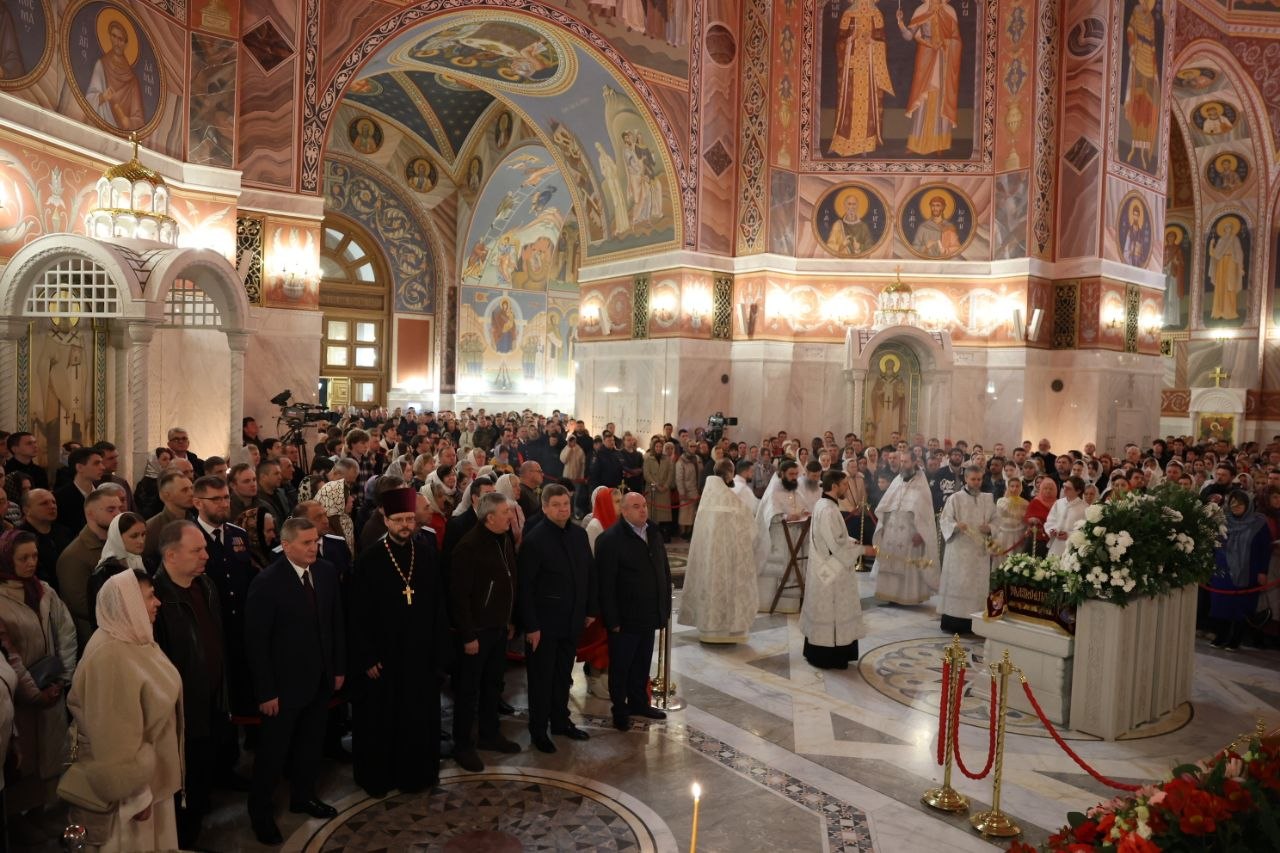 Богослужения в православных храмах региона собрали сегодня тысячи верующих, встречающих Светлое Христово Воскресение