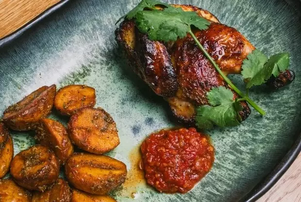 Цыпленок тапака: грузинский деликатес с картошкой и кинзой