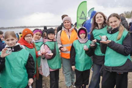 Свыше 10 тысяч мальков сазана выпустили в Волгу волгоградские школьники
