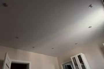 Как эффективно убрать пятна на натяжных потолках