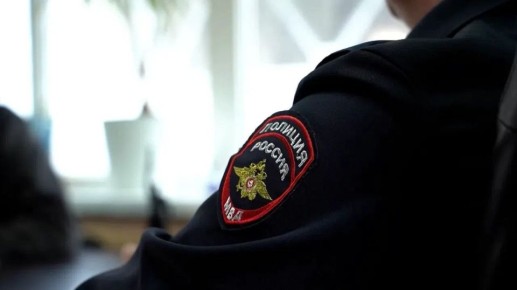 В Волжском мужчину поймали на краже цветочной фотозоны из заведения