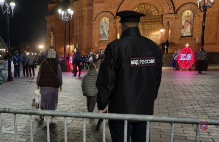 Сотрудники полиции обеспечивают охрану общественного порядка во время празднования Пасхи